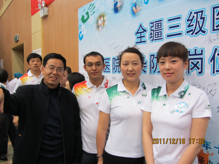 主任给竞答队员鼓劲