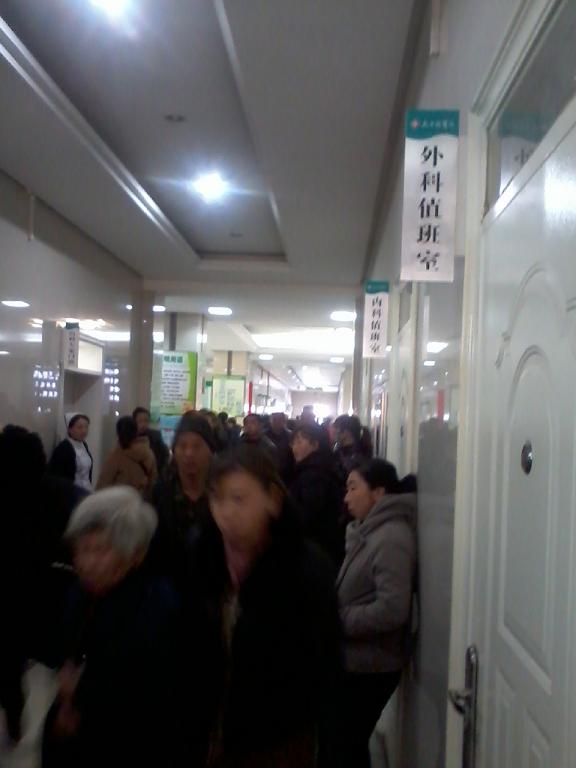 上午9点人头攒动的门诊走廊.jpg